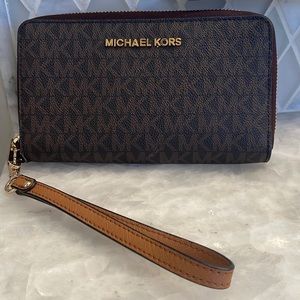Michael Kors Logo Continental Wallet